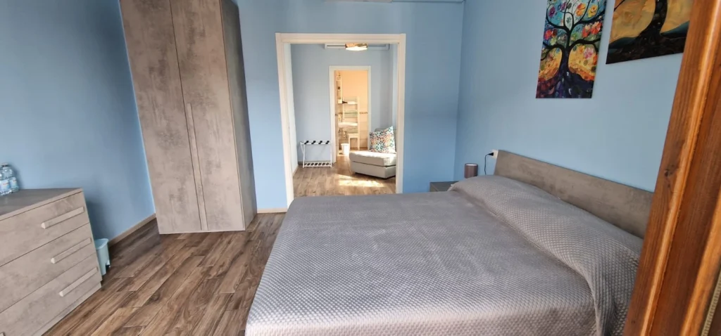 Stanza Iris: porta finestra adiacente all’ingresso del bagno privato