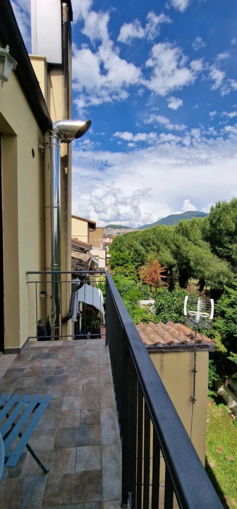 Balcone privato della stanza Glicine con vista sul giardino e colline umbre