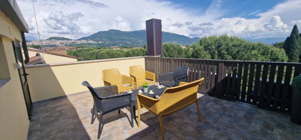 Terrazza con poltroncine e tavolini, vista sulle colline umbre